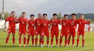 德扑锦标赛：筹码压力下的错误决策。（德扑赛场：筹码压力诱发的决策失误）